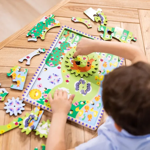 Vista 2 de Melissa & Doug Rompecabezas de madera con engranajes giratorios de persecución de animales – Rompecabezas de madera de 24 piezas para niños pequeños
