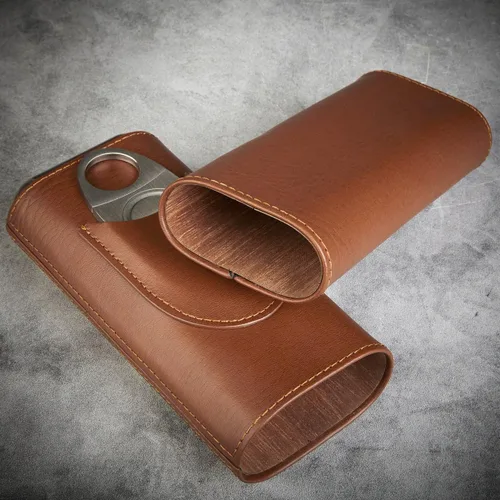 Vista 4 de Estuche de viaje de cuero personalizado para cigarros - Richmond Cedar Lined Travel Cigar Holder, Marrón