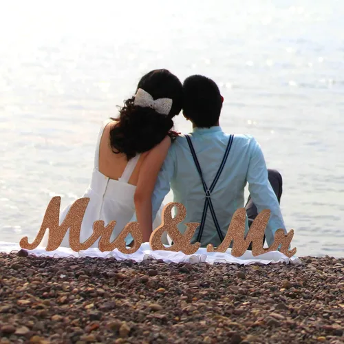 Vista 3 de Señal de Mr & Mrs para mesa de boda, letrero grande de madera de oro rosa con texto en inglés "Mr and Mrs & Just Married", decoración de mesa