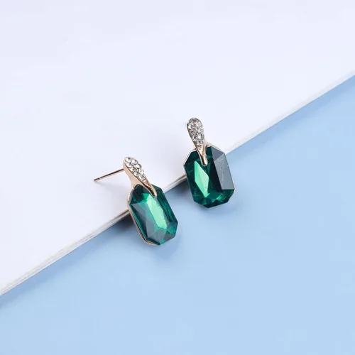 Vista 3 de Yheakne Aretes colgantes de esmeralda vintage, aretes de cristal verde esmeralda, aretes de tuerca cúbicos dorados, aretes de boda verdes, joyería