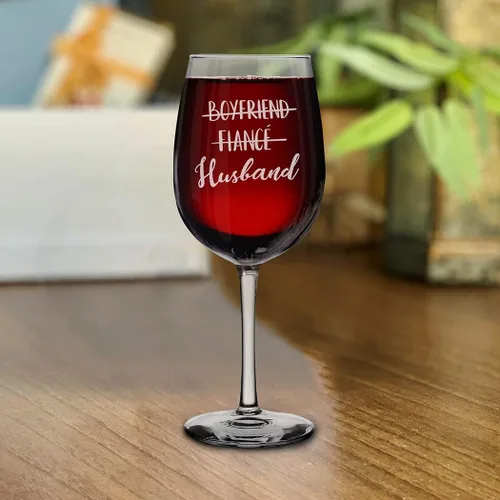 Vista 3 de shop4ever® Juego de 2 copas de vino grabadas con tallo grabado para novio, prometido, esposa, esposa, novios, novios, novias, prometidos, esposas