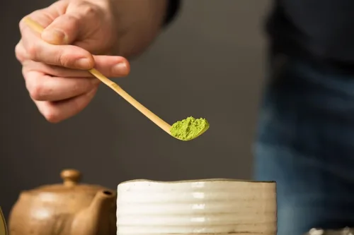 Vista 4 de Chashaku japonés 2 piezas x cuchara de bambú matcha (bambú dorado y negro) para medir el polvo de té verde Matcha Cuchara para ceremonia de té