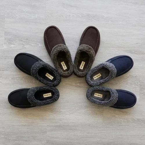 Vista 6 de Dearfoams Zapatilla de casa tipo zueco para hombre Brendan de espuma viscoelástica transpirable para interiores y exteriores con anchos amplios