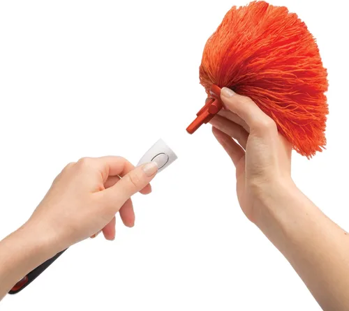 Vista 2 de OXO Good Grips Plumero de Microfibra Delicado Traps dust without chemicals, gentle on delicate surfaces, with a comfortable non-slip handle and