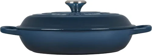 Vista 2 de Le Creuset Signature Cacerola de hierro fundido esmaltado, 3.5 cuartos de galón, color verde azulado oscuro (Deep Teal)