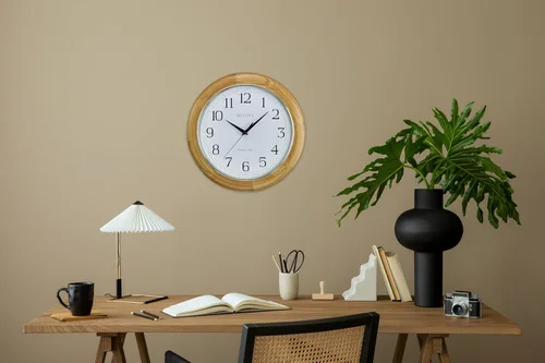 Vista 5 de Bulova C5005 Reloj de pared analógico atómico de madera Establece automáticamente la hora Grandes números romanos Funciona con pilas Diseño
