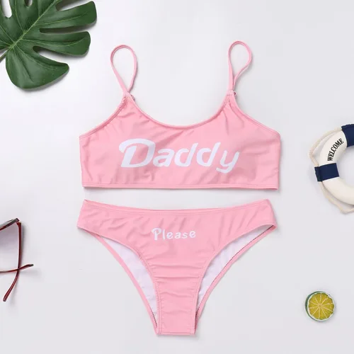 Vista 3 de Traje de baño de 2 piezas con estampado "Come Here Yes Daddy Please Print", traje de baño con brasier acolchado y parte superior