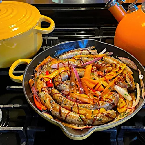 Vista 5 de Chantal Utensilios de cocina de hierro fundido esmaltado, juego de 3 piezas, horno holandés cubierto de 5 cuartos con sartén de 10 pulgadas Caléndula