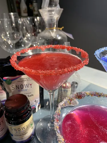 Vista 3 de Snowy River Red Cocktail Sugar - Rimmer de cóctel rojo de color natural con certificado Kosher (botella de 2 onzas, cristal mediano)