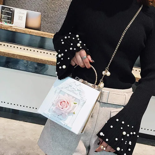 Vista 2 de QZUnique Bolso de noche con diseño de ángel de amor en relieve para mujer, bolso cruzado con cierre de lazo, bolso de hombro barroco