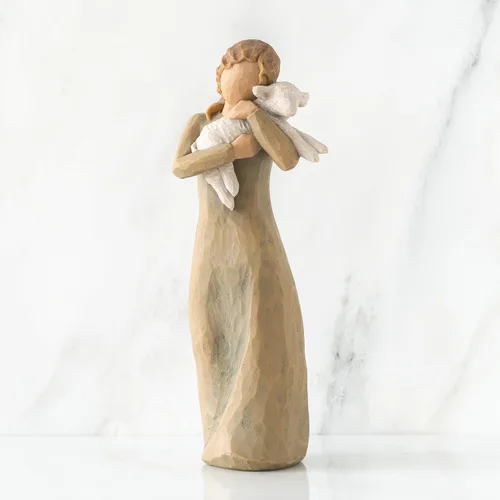 Vista 2 de Willow Tree Paz en la Tierra, un abrazo de paz, figura sostiene cordero como expresión de bendiciones pacíficas para el nacimiento de Navidad