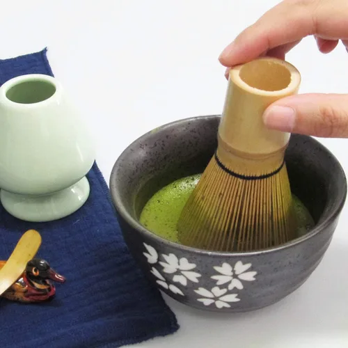 Vista 6 de Artcome Juego de té Matcha japonés, batidor Matcha, cuchara tradicional, tazón Matcha, bandeja de bambú negro, soporte de batidor de cerámica