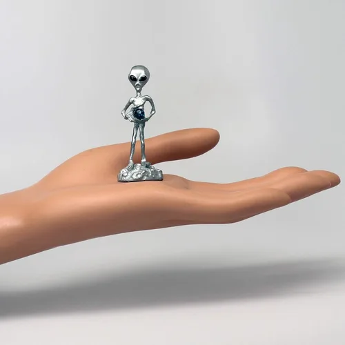 Vista 2 de Real Metal UFO Alien Holding Bola de cristal facetada Estatua de peltre gris