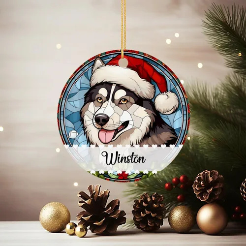 Vista 3 de Adorno de Navidad de Alaskan Malamute 2025, con nombre personalizado de Alaskan Malamute estilo vitral, regalo para hijo e hija, adorno