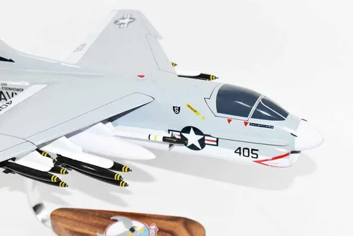 Vista 5 de VA-72 Blue Hawks (1977) A-7e Corsair II Modelo, LTV, modelo a escala de caoba 1/31, azul marino