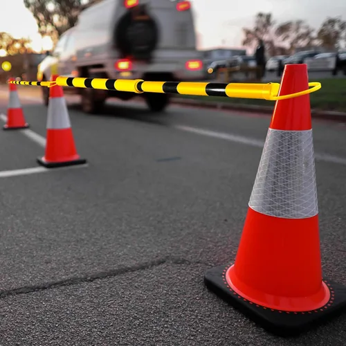 Vista 6 de Huwena 12 Piezas Barras Retráctiles de Cono de Tráfico de Longitud de 4 a 6.9 Pies Barras de Cono de Seguridad Expandibles Barricada de Tráfico