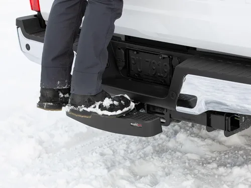 Vista 3 de WeatherTech BumpStep XL con herrajes estándar niquelados