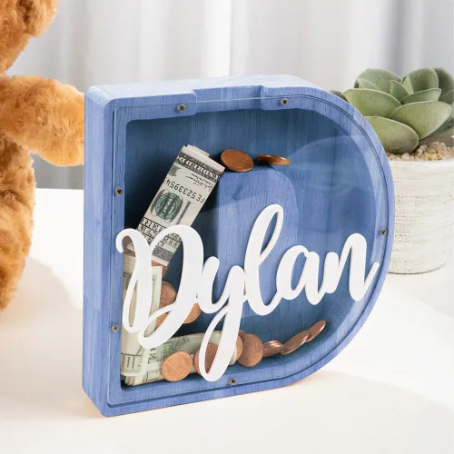 Vista 3 de callie Hucha personalizada con múltiples fuentes con texto multicolor grabado, caja de dinero personalizada de madera con inicial para niños