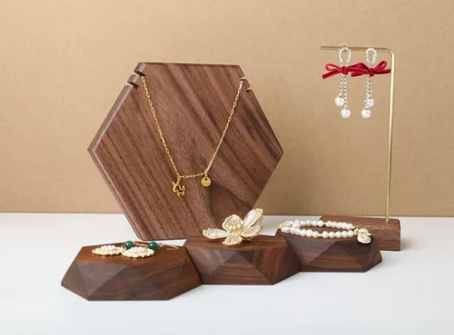 Vista 2 de GemeShou Wood Necklace Display Stand, Walnut Hexagon Board Jewelry Holder for Show, Hanging Long Necklace Retail Jewelry organizerHexagon Necklace