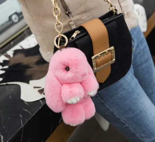 Vista 4 de LvBo Llavero con colgante de muñeca de pompón de piel de conejo, Rex, bolso de mano, Rosado