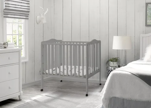 Vista 7 de Delta Children Cuna portátil plegable mini para bebé con colchón de 1.5 pulgadas - Certificado Greenguard Gold, gris