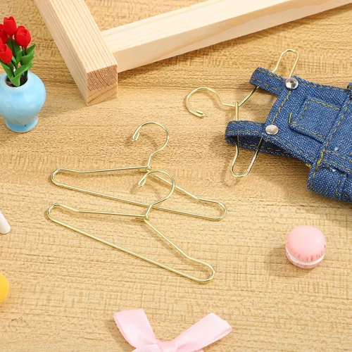 Vista 6 de 10 mini perchas de ropa, perchas pequeñas de metal dorado de 2.5 pulgadas para casa de muñecas, accesorios de armario de muñecas a escala 1:6
