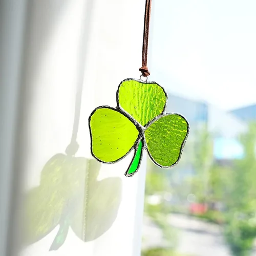 Vista 2 de Atrapasoles de trébol hecho a mano para colgar en la ventana, atrapasoles irlandés, decoración del día de San Patricio para el hogar, trébol verde