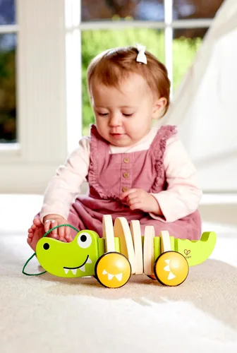 Vista 5 de Hape Croc de madera Walk-A-Long para bebés Juguete para caminar para niños pequeños de 12 meses en adelante