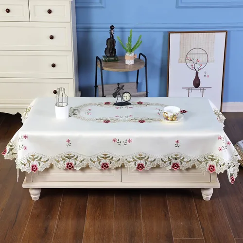 Vista 2 de Mantel bordado de damasco rosa camelia, rectangular, color blanco roto 42 x 60 pulgadas