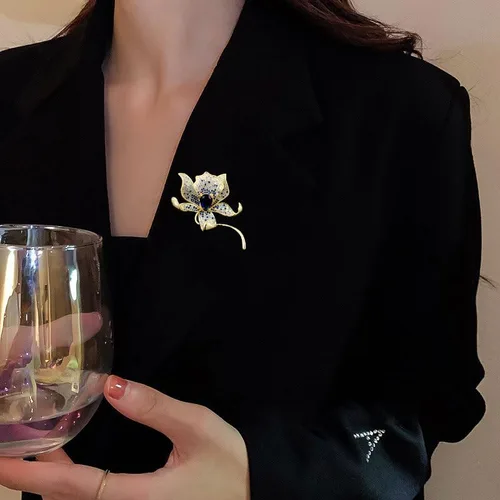 Vista 5 de Impresionante broche de lirio hecho a mano en oro de 14 quilates con incrustaciones de cristal, lujoso ramillete floral botánico de moissanita