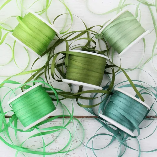 Vista 21 de Threadart Juego de cintas de seda - Tonos azules - Colección Five Spool - 100% seda pura - 55 yardas Coordinated set of soft 100% pure silk ribbon