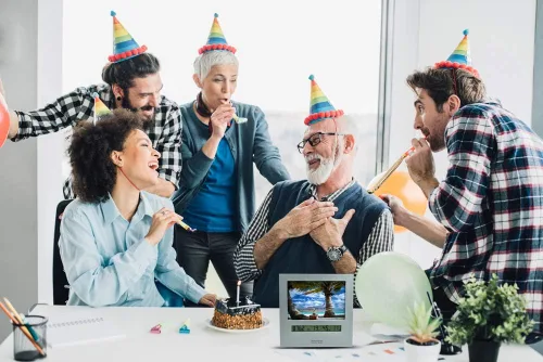 Vista 2 de Reloj de cuenta regresiva de jubilación 2020 con pantalla digital grande, temporizador de día son divertidos artilugios de golf y regalos