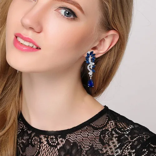 Vista 2 de EVER FAITH Aretes colgantes de lágrima de cristal austriaco para mujer, Cristal