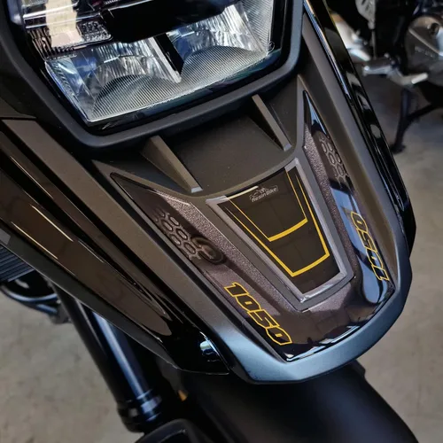 Vista 5 de Resin Bike Adhesivos 3D para motocicleta compatibles con Suzuki V-Strom 1050 XT 2022 Gold & Black Dubai 2022. Protecciones de motocicleta contra