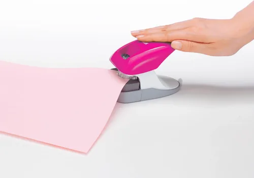 Vista 2 de Plus Japón, engrapadora sin grapas modelo de escritorio rosa, capacidad para 10 hojas, paquete de 1 pieza (1 x 1 grapadora)