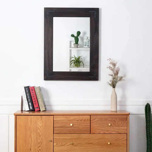 Vista 4 de YOSHOOT Espejo de pared con marco de madera rústica, espejo de tocador de baño de madera natural para decoración de granja, colgante vertical u Negro