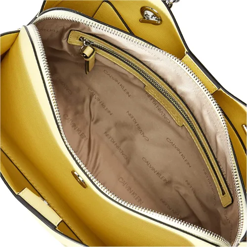 Vista 6 de Calvin Klein Mochila de cadena de triple compartimento con micro guijarros de Hailey