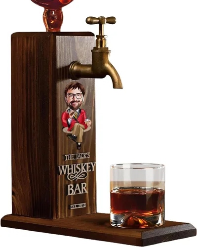 Vista 3 de Juego de dispensador de whisky personalizado para hombres, dispensador de licor grabado de madera con nombre en relieve para el hogar, bar, pub