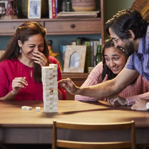 Vista 8 de Hasbro Gaming Jenga Game El juego original de bloques de madera con bloques de madera auténtica Torre apilable A partir de 6 años 1 o más