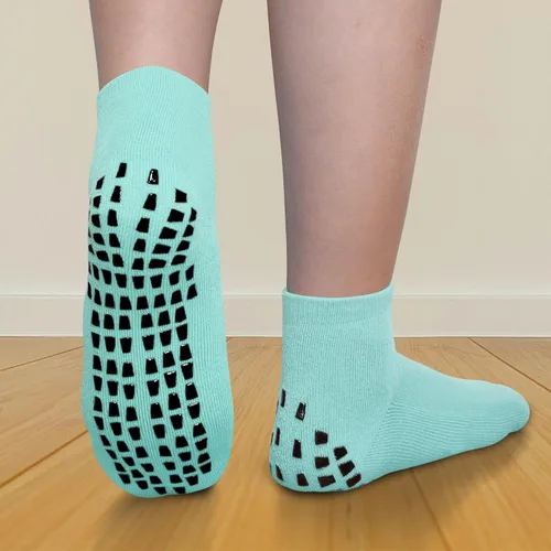 Vista 2 de Raigoo Calcetines de agarre para niños (4 a 16 años), calcetines deportivos acolchados para hospital para niños y niñas