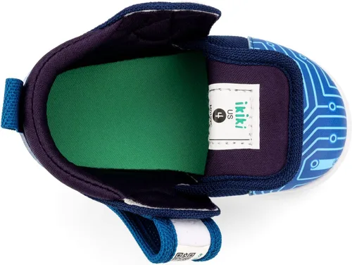 Vista 4 de ikiki Zapatillas deportivas para niños pequeños y niños pequeños. Tenis de ajuste espacioso. Nota no chirriantes, puntera y talón de cuero vegano