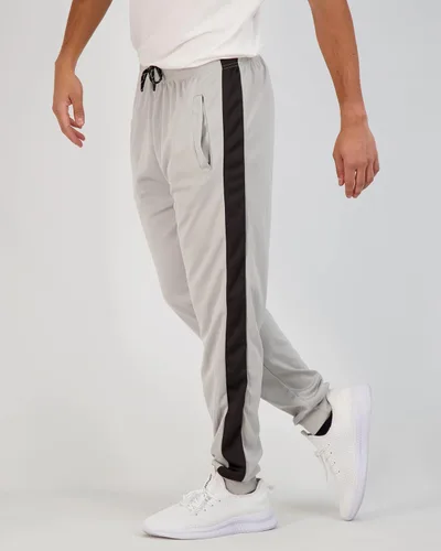 Vista 2 de Real Essentials Paquete de 3 pantalones deportivos de malla Tech para hombre con bolsillos (disponibles en tallas grandes y altas)