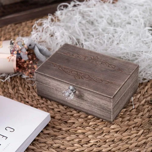 Vista 5 de Y&K Homish Caja de anillos de boda única y de compromiso para matrimonio, caja decorativa Mr and Mrs (marrón rústico)