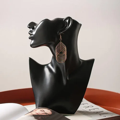 Vista 6 de SOUJOY Soporte de exhibición de joyas, soporte de aretes de maniquí, colgante de resina negra, organizador de busto para exhibición de joyas