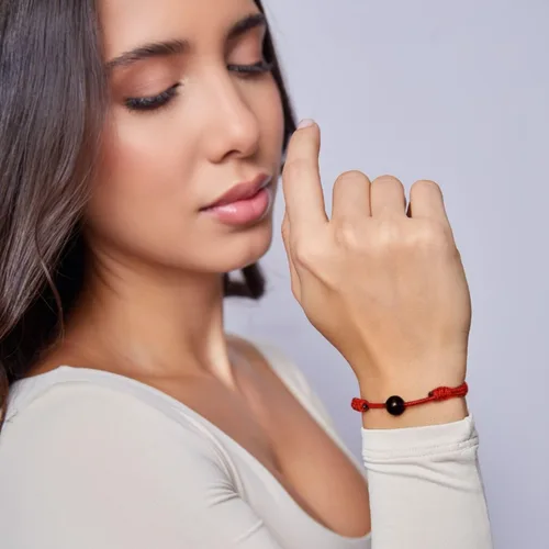 Vista 4 de Luck Strings Pulsera de cuerda roja de turmalina negra, amuleto de protección contra el mal de ojo de la Cabalá hecha a mano con cordón ajustable