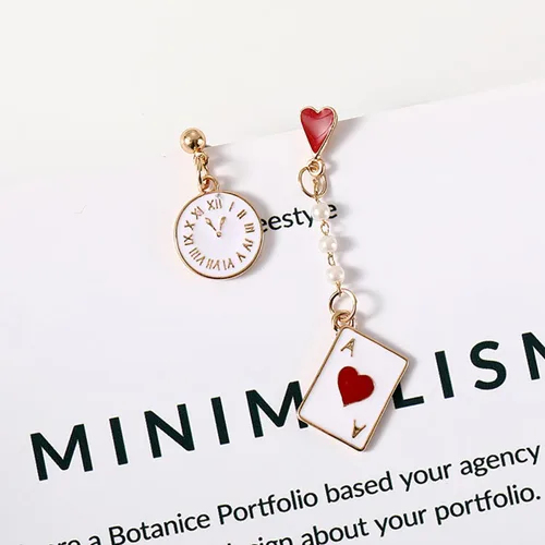 Vista 6 de Aretes colgantes de póquer para mujer, aretes de reina de corazón rojo, aretes de tarjeta de póquer con corazón rojo, aretes asimétricos largos