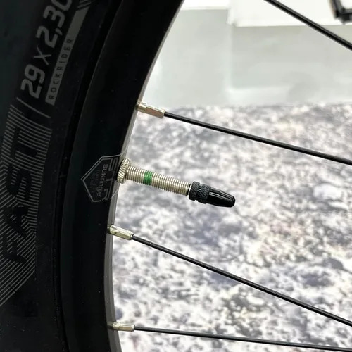 Vista 6 de Tapones de vástago de válvula Presta de aluminio - Cubiertas de polvo de aire de neumático negras para bicicleta (paquete de 4) - Se ajustan a