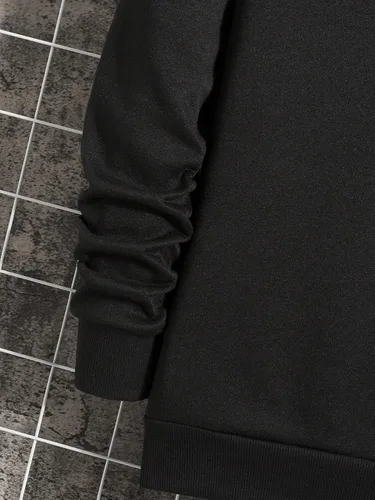 Vista 4 de OYOANGLE Sudadera con estampado gráfico de letras para hombre, cuello redondo, manga larga, con forro térmico