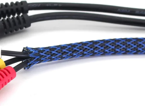 Vista 3 de Protector de cable expandible de PET negro y azul para cable de carga USB, cable de alimentación, cable de audio y video, puede proteger al perro