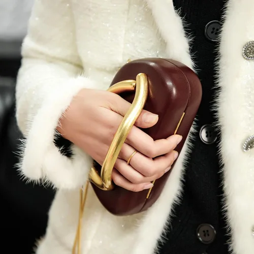 Vista 2 de Bolsos de noche de cuero sintético para mujer con cadena, bandolera de moda, decoración de metal, bolso de hombro casual 2025 A Blanco